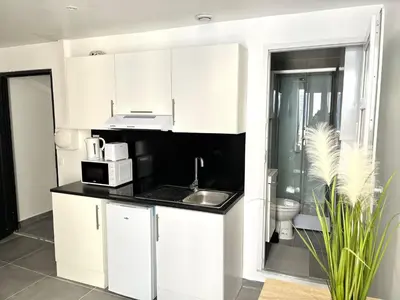 Cuisine ou kitchenette dans l'établissement 1 Studio Cosy avec WIFI Meulan EN Y
