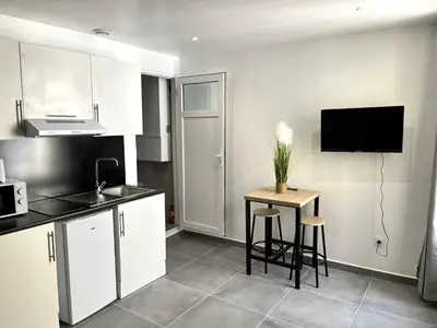 Cuisine ou kitchenette dans l'établissement 1 Studio Cosy avec WIFI Meulan EN Y