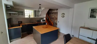 Cuisine ou kitchenette dans l'établissement Maison de charme à Dieppe, confort et loisirs