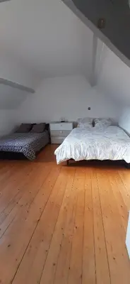 Un ou plusieurs lits dans un hébergement de l'établissement Maison de charme à Dieppe, confort et loisirs