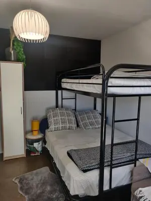 Un ou plusieurs lits dans un hébergement de l'établissement Studio chaleureux sans-visà-vis