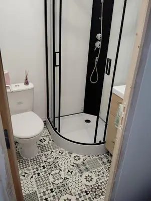 Salle de bains dans l'établissement Studio chaleureux sans-visà-vis