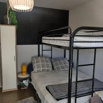 Studio chaleureux sans-visà-vis