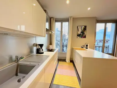 Cuisine ou kitchenette dans l'établissement Le Repère de Poissy・4 Ch de Standing