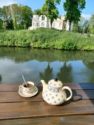 Plateau bouilloire dans l'établissement Sur la Somme à bord de la péniche Arche de Noé