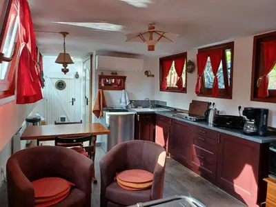 Cuisine ou kitchenette dans l'établissement Sur la Somme à bord de la péniche Arche de Noé