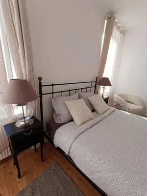Un ou plusieurs lits dans un hébergement de l'établissement Chambres cosy au coeur du village