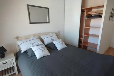 Un ou plusieurs lits dans un hébergement de l'établissement Appartement face à la mer