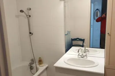 Salle de bains dans l'établissement Appartement face à la mer