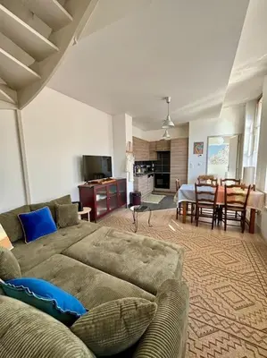 Coin salon dans l'établissement Le Charmant Au cœur de Dieppe 2ème étage 6 personnes
