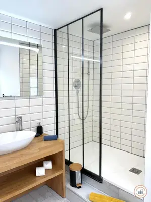 Salle de bains dans l'établissement l'Olympe - Babyfoot Vidéoprojecteur & Parking