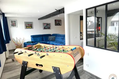 Coin salon dans l'établissement l'Olympe - Babyfoot Vidéoprojecteur & Parking