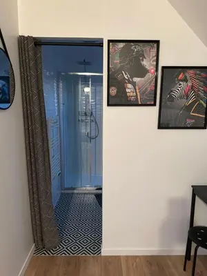 Télévision ou salle de divertissement dans l'établissement Le Nid des Voyageurs - Chambre Paruline