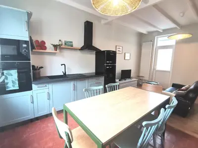 Cuisine ou kitchenette dans l'établissement L Obione charmante maison de pêcheur rénovée proche mer avec patio extérieur