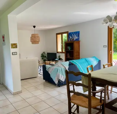 Coin salon dans l'établissement Maison Côte Et Champs