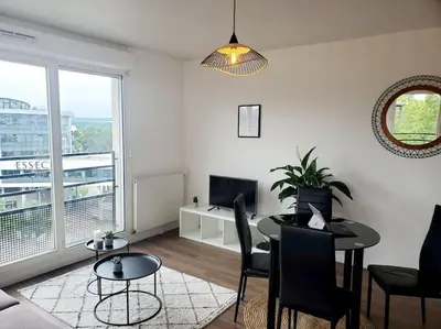 Coin salon dans l'établissement Le Repère de l'ESSEC - T3, Parking, Fibre, Gare RER A à 5mn