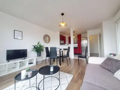 Télévision ou salle de divertissement dans l'établissement Le Repère de l'ESSEC - T3, Parking, Fibre, Gare RER A à 5mn