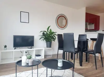 Télévision ou salle de divertissement dans l'établissement Le Repère de l'ESSEC - T3, Parking, Fibre, Gare RER A à 5mn