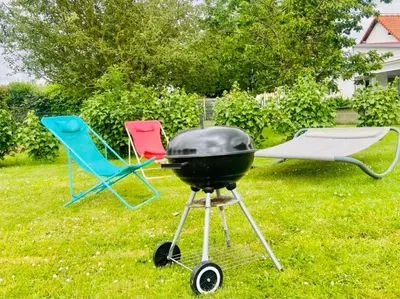 Barbecue disponible mis à disposition des clients de la maison de vacances