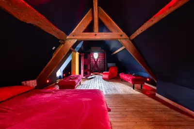 Un ou plusieurs lits dans un hébergement de l'établissement OZ LOVE ROOM JACUZZI privatif