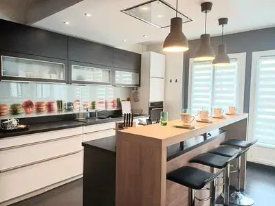 Cuisine ou kitchenette dans l'établissement Le Central - Vue Place Jeanne Hachette