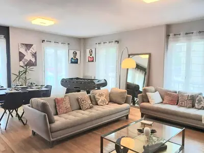 Coin salon dans l'établissement Le Central - Vue Place Jeanne Hachette