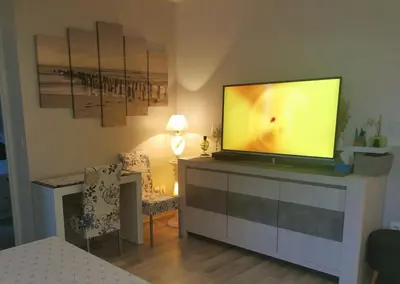 Télévision ou salle de divertissement dans l'établissement Appart 42 m2 à 1 min de l'A13 conforme photos, place de parking gratuite, wifi