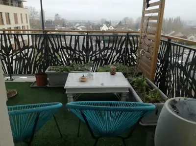 Balcon ou terrasse dans l'établissement Appart 42 m2 à 1 min de l'A13 conforme photos, place de parking gratuite, wifi