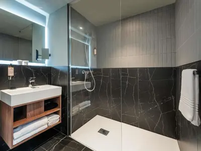 Salle de bains dans l'établissement Mercure Achères St Germain en Laye