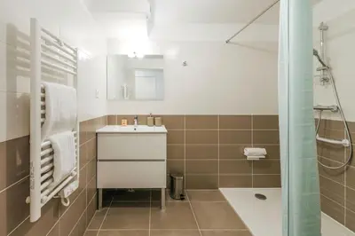 Salle de bains dans l'établissement OVELIA Herblay - L'Orée des Ormes