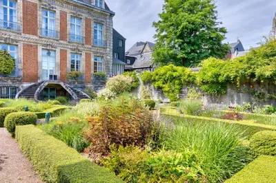 Jardin de l'établissement Rafael F2 Bourgeois avec Jardin