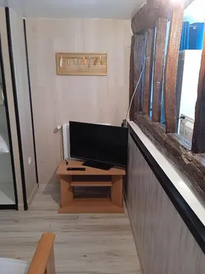 Télévision ou salle de divertissement dans l'établissement FloMar