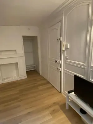 Télévision ou salle de divertissement dans l'établissement Rue Saint Romain - Cathédrale - cour