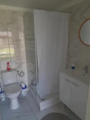 Salle de bains dans l'établissement Family House