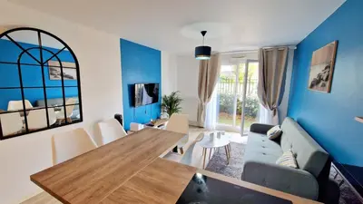 Télévision ou salle de divertissement dans l'établissement Le Nautilus