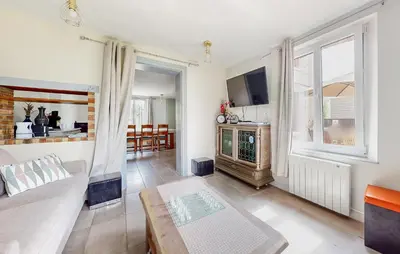 Cuisine ou kitchenette dans l'établissement 4 Bedroom Gorgeous Home In Saint-Vaast-D'equiquev