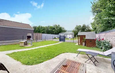 Jardin de l'établissement 4 Bedroom Gorgeous Home In Saint-Vaast-D'equiquev