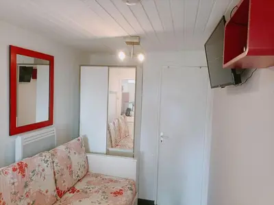 Télévision ou salle de divertissement dans l'établissement Studio fonctionnel au calme