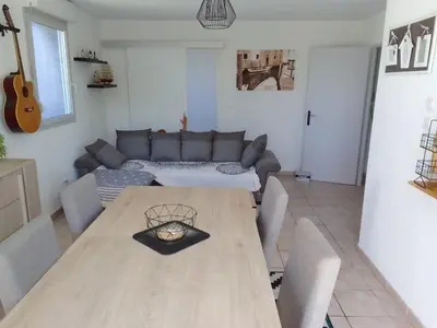 Coin salon dans l'établissement Les baigneurs apt très calme 2 chambres 58 m2 parking privé et balcon