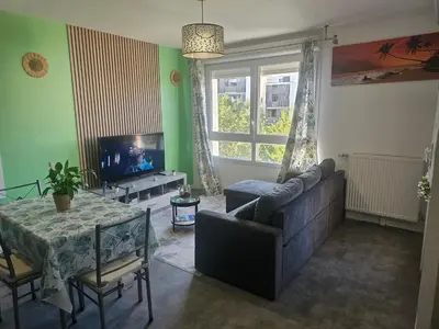 Coin salon dans l'établissement grand appartement 2 pièces en résidence