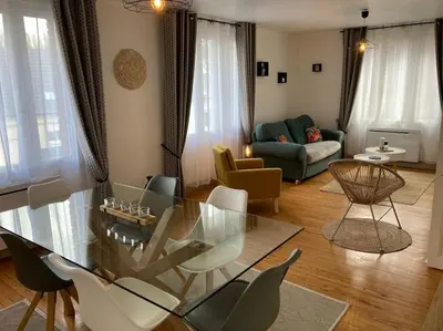 Coin salon dans l'établissement Proche chemin du halage belles balades familiales