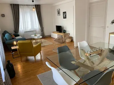 Coin salon dans l'établissement Proche chemin du halage belles balades familiales