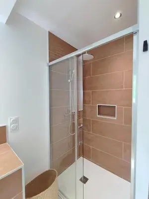 Salle de bains dans l'établissement Le Lodge de St Sauveur