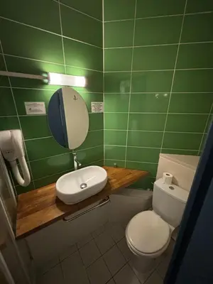 Salle de bains dans l'établissement Hôtel Astrid