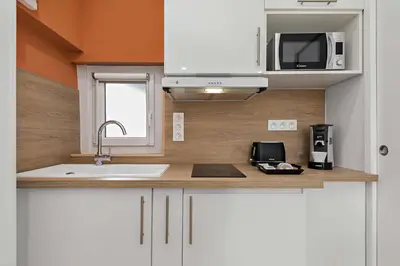 Cuisine ou kitchenette dans l'établissement Le cocon rouennais - Terrasse - Climatisation - Gare