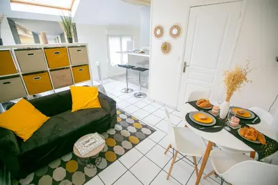 Cuisine ou kitchenette dans l'établissement L'Evasion - coeur de ville - WIFI - Gare