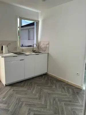 Cuisine ou kitchenette dans l'établissement Maison à Mantes la jolie