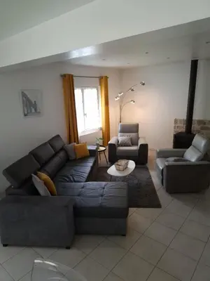 Coin salon dans l'établissement maison 2 chambres 4 lits 15mn Aéroport de Beauvais 5mn du château de la trye