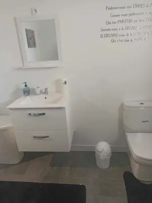 Salle de bains dans l'établissement maison 2 chambres 4 lits 15mn Aéroport de Beauvais 5mn du château de la trye