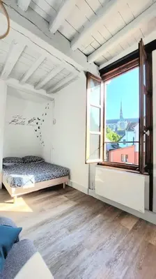 Un ou plusieurs lits dans un hébergement de l'établissement Appartement vue cathédrale